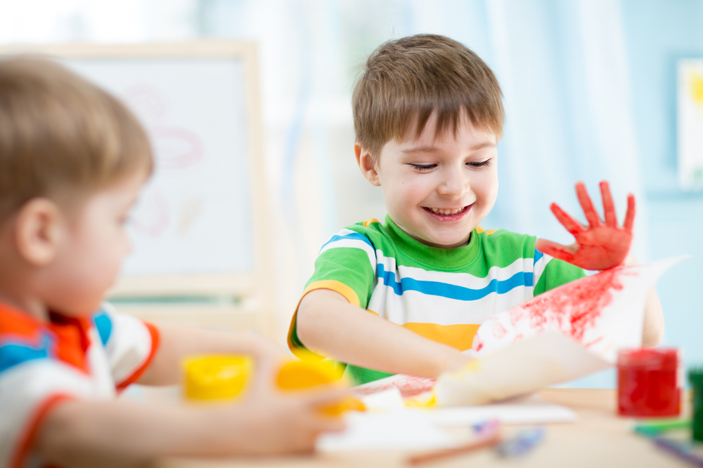 Babá ou escola integral: qual devo escolher