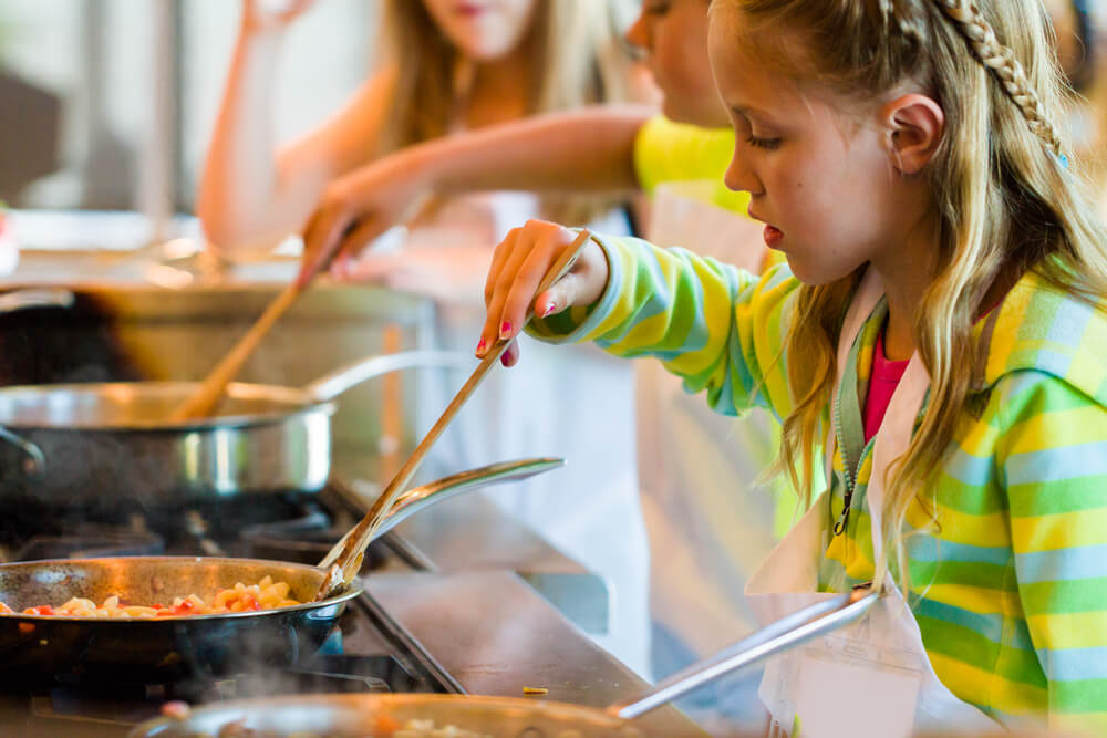 Aula de culinária nas escolas: a importância para as crianças