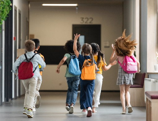 Crianças correndo no corredor da escola